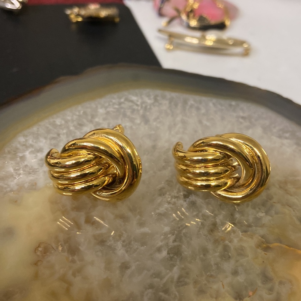 X Sold x Vintage Trifari clip earrings 1” - Picture 3 of 9